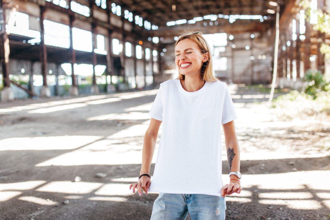 5 Διαφορετικοί τρόποι να συνδυάσεις το απλό λευκό μπλουζάκι σου