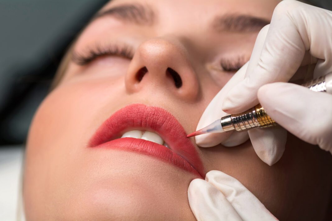 Lip blushing: H νέα τεχνική για να ξυπνάς με μόνιμο χρώμα και σχήμα στα χείλη σου