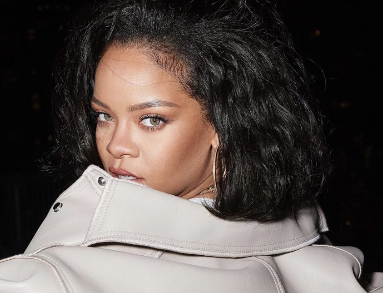 Rihanna: Αποθανατίστηκε στους δρόμους του Los Angeles με Jean Paul Gaultier jacket