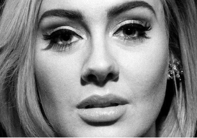 Adele: Πως να κάνεις βήμα- βήμα το φωτεινό cat eye που διάλεξε για τα Brit Awards