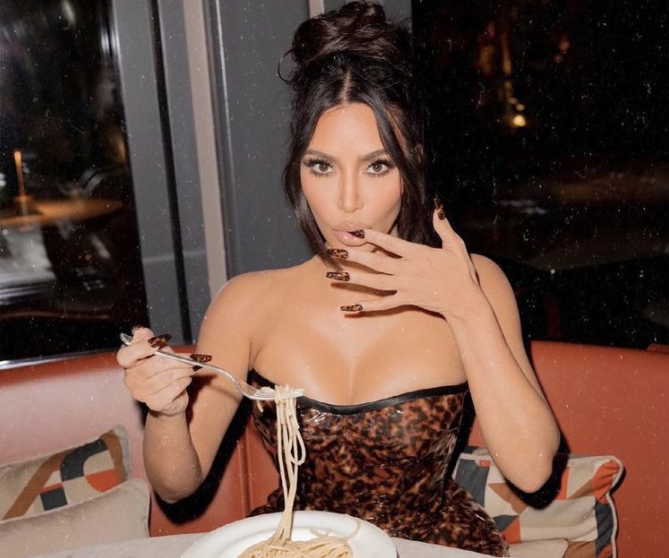 Kim Kardashian: Είναι επίσημα το πρόσωπο του οίκου Balenciaga
