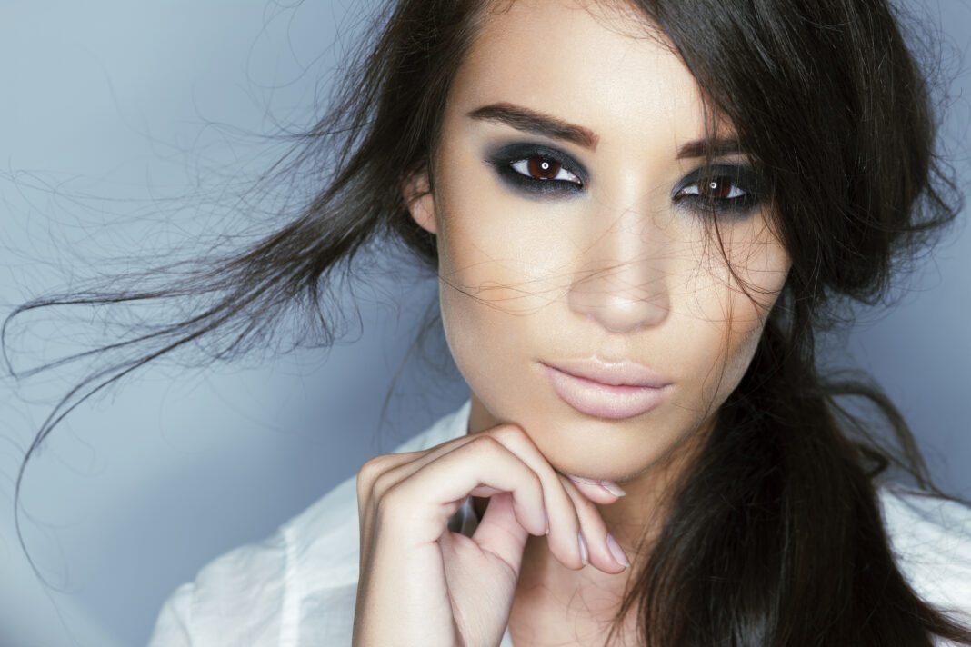 Smoky eyes: 5+1 μυστικά για να πετύχεις το ultimate make up look