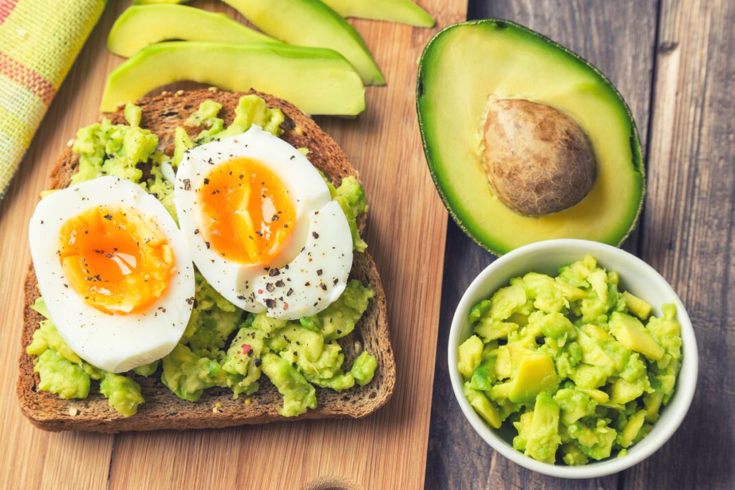 Avocado on toast: Διαφορετικές και πρωτότυπες συνταγές για να το απολαύσετε