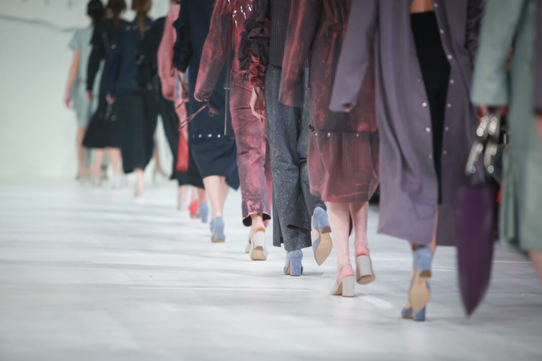 Σούπερ mini φούστες: Βalmain και Etro προτείνουν το πιο εκκεντρικό κομμάτι του 2022