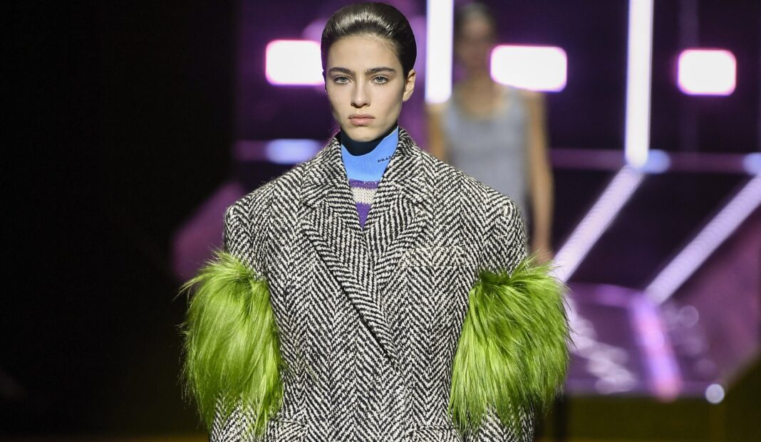 Oversized παλτό και jackets: O όγκος, τα πούπουλα και το δέρμα κυριάρχησαν στο show του Prada