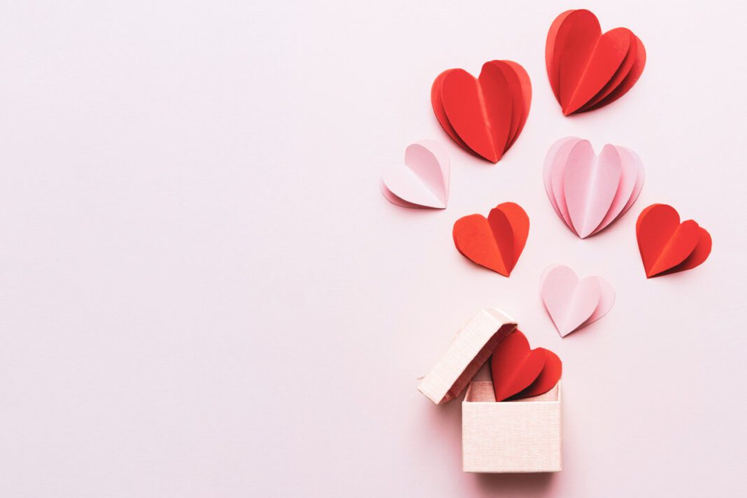 “Love is in the air”… Η Google υμνεί τον έρωτα με ένα χαριτωμένο doodle – 8 πράγματα που δεν ξέρατε για τη σημερινή μέρα
