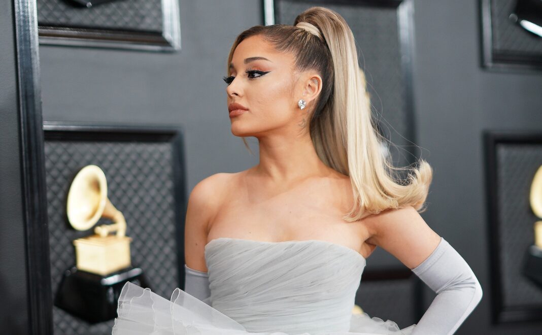 Ariana Grande: Βρήκαμε το λευκό mini φόρεμα της με την δερμάτινη λεπτομέρεια