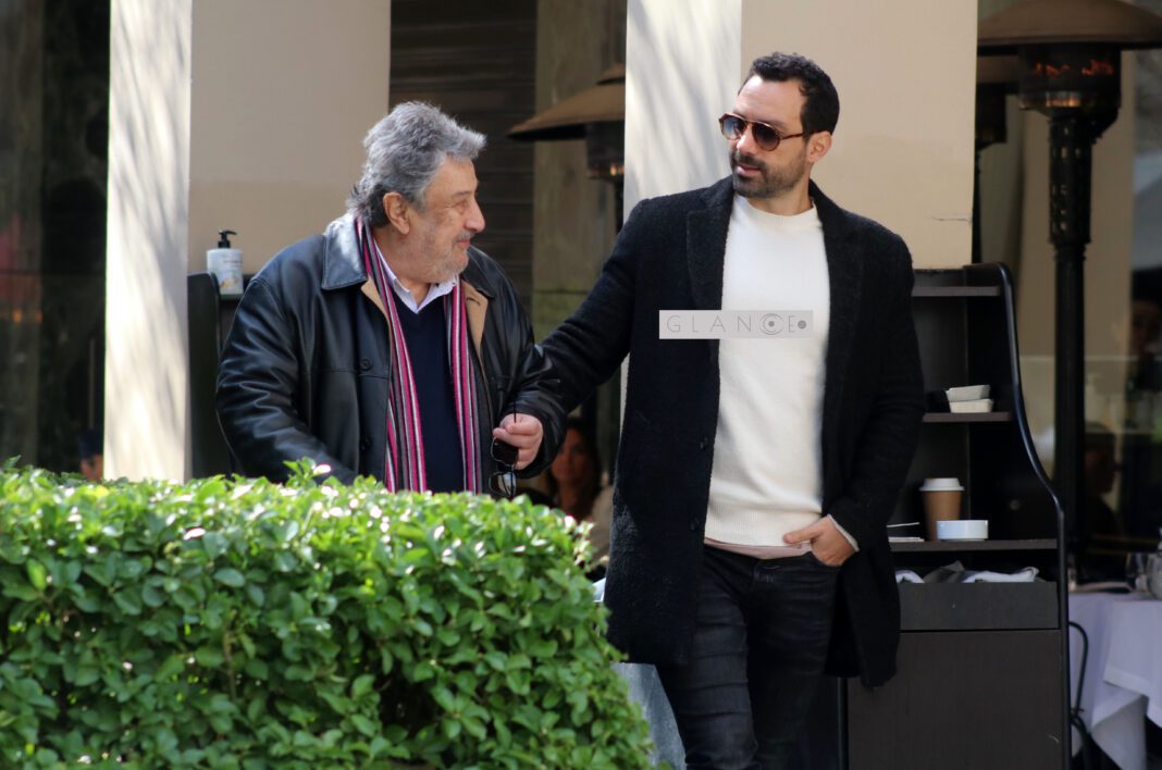 Σάκης Τανιμανίδης: Χαλαρή βόλτα στο κέντρο της Αθήνας μαζί με τον πατέρα του (φωτογραφίες)