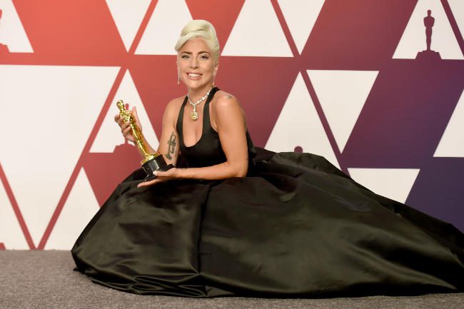 Lady Gaga: Με αέρα παλιού Hollywood περπάτησε στο κόκκινο χαλί των BAFTAs 2022 και εντυπωσίασε!