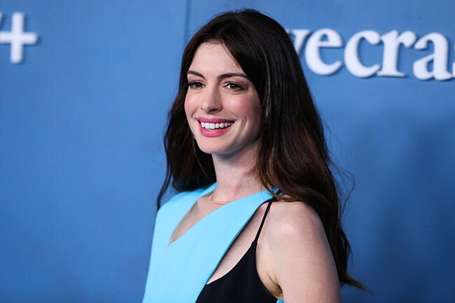 Anne Hathaway: Τόλμησε να φορέσει την cutout τάση στο Versace φόρεμά της