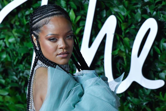 Rihanna: Eμφανίστηκε με κολλητό mini φόρεμα για χάρη του οίκου Off-White