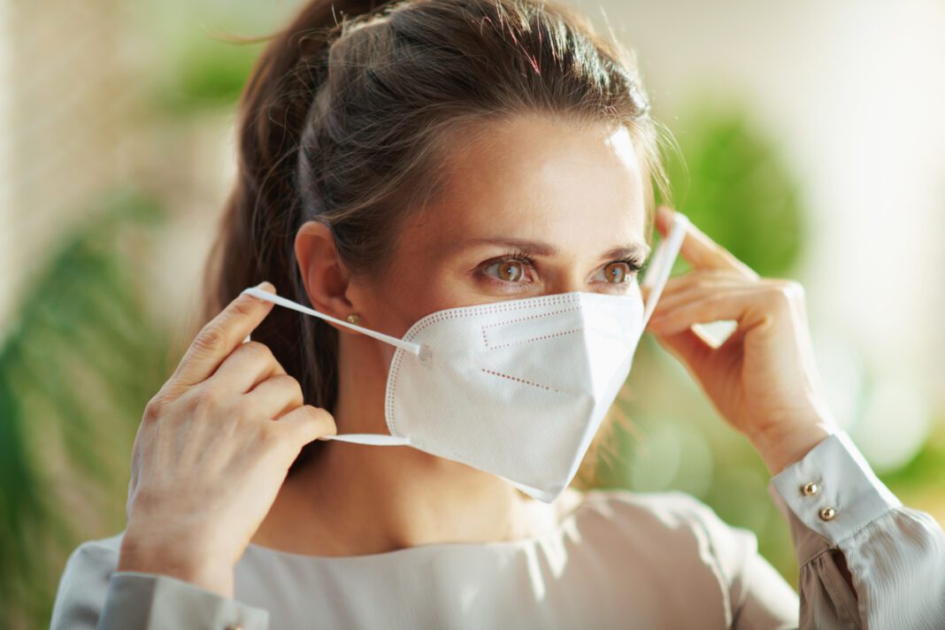 Νέες οδηγίες από το CDC για τη χρήση μάσκας – Ποιοι μπορούν να τη βγάλουν
