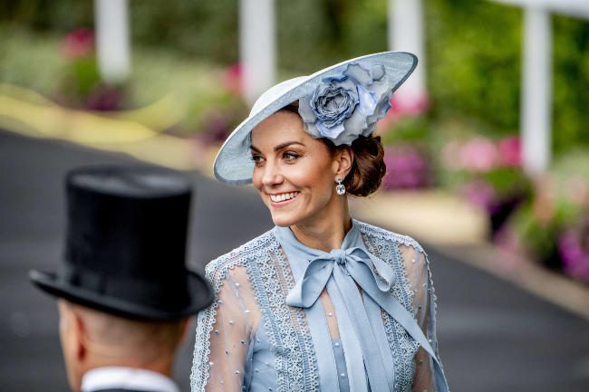 Kate Middleton: Αυτό είναι το μεταλλικό φόρεμα αξίας 2.500 λιρών που φόρεσε στην Καραϊβική