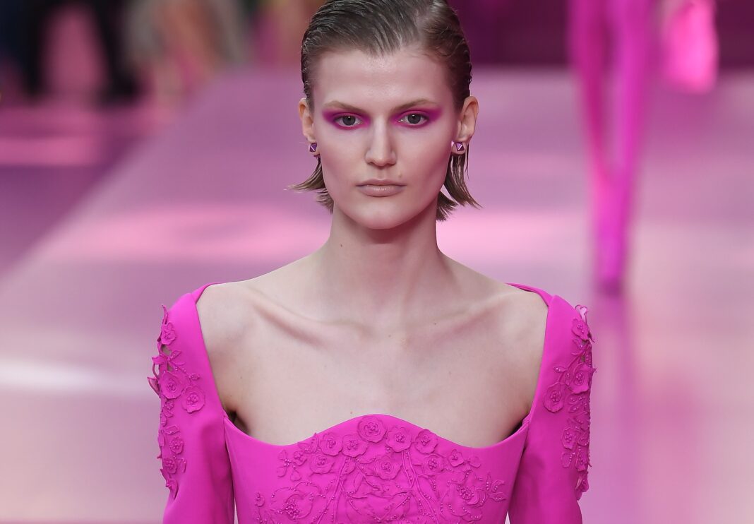 Valentino: Το σοκαριστικό ροζ χρώμα που προτείνει για την επόμενη σεζόν