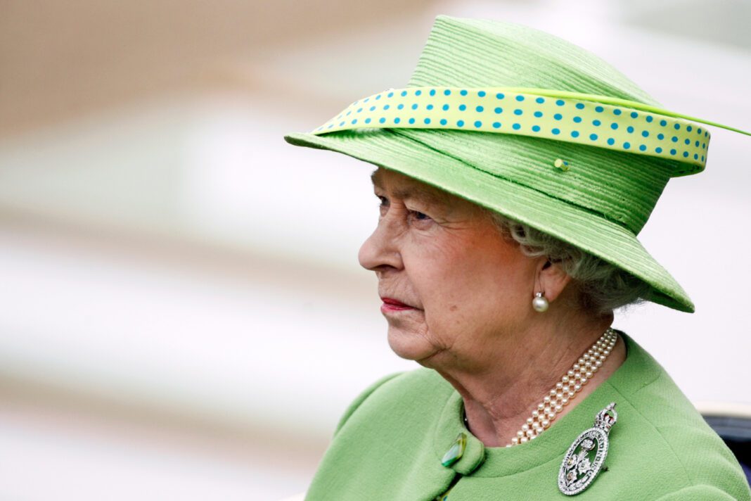 Βασίλισσα Ελισάβετ: Φωτογραφίζεται μετά τις φήμες για την επιβαρυμένη υγεία της