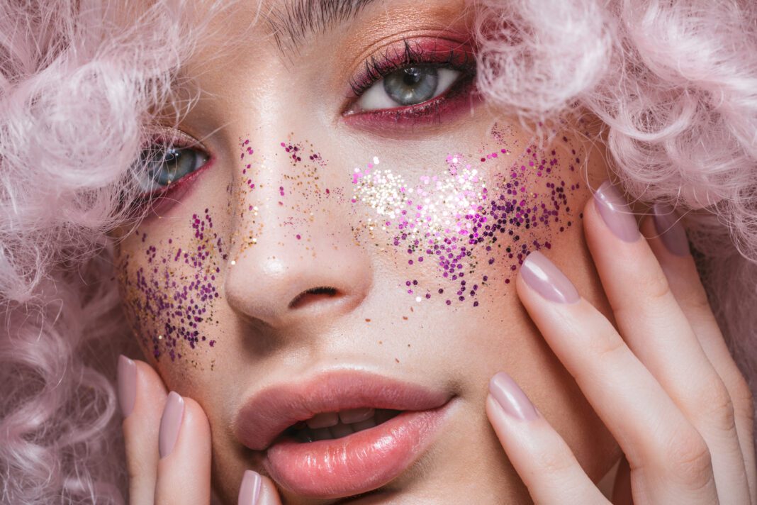 Glitter: Το λαμπερό στοιχείο που θα ανεβάσει το μακιγιάζ σου σε νέα ύψη
