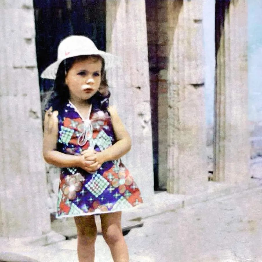 Αναγνωρίζετε το κοριτσάκι της φωτογραφίας; Είναι πασίγνωστη Ελληνίδα ηθοποιός!