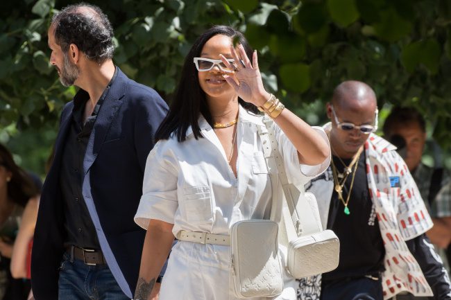 Zara: Βρήκαμε το ροζ πουκάμισο της Rihanna για άνετες και στυλάτες εμφανίσεις