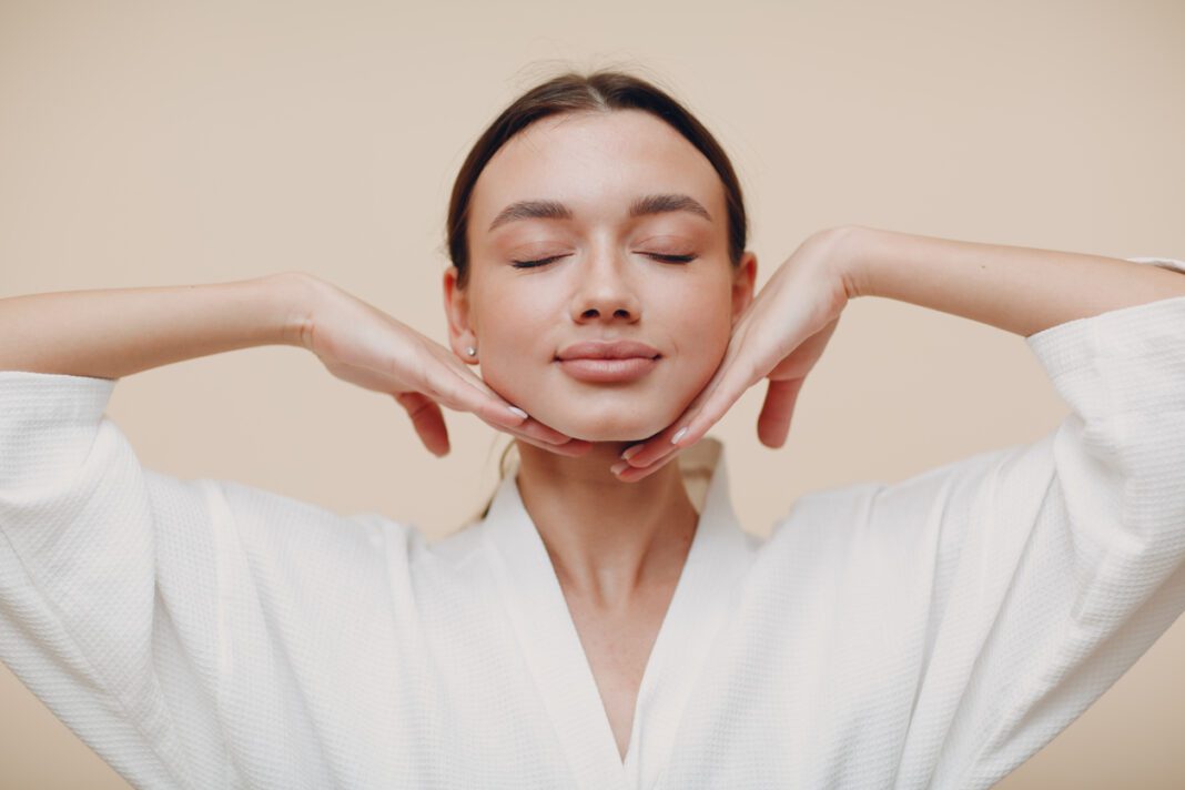 Yoga προσώπου: Με ποιες ασκήσεις θα καθυστερήσεις την εμφάνιση των ρυτίδων στο πρόσωπο σου