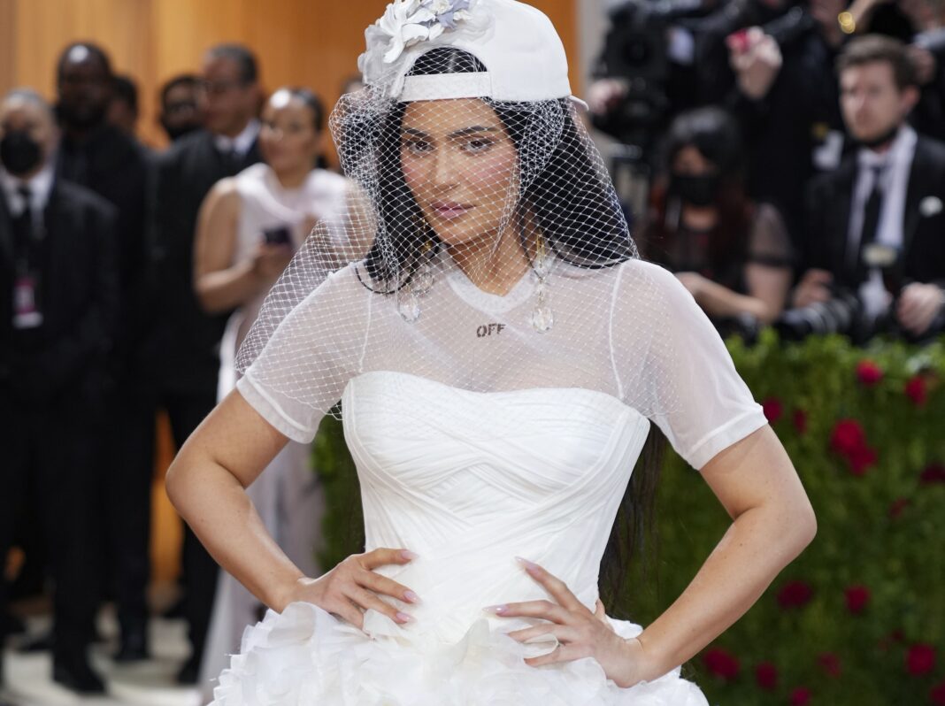 Kylie Jenner: Το νυφικό που φόρεσε στο Met Gala, η εξήγηση και ο θάνατος του Virgil Abloh