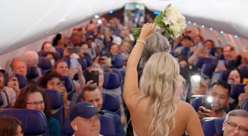 Απίστευτο! Γάμος μέσα σε πτήση αεροπλάνου με την βοήθεια πληρώματος, επιβατών και ενός...ντόνατ (βίντεο)