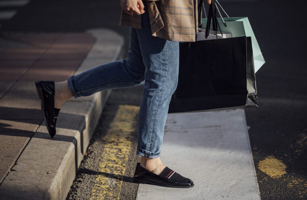 Loafers: Το σικ φλατ παπούτσι που μπορείς να φοράς από το πρωί μέχρι το βράδυ