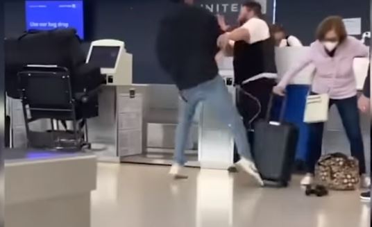 Απίστευτο περιστατικό ξυλοδαρμού σε αεροδρόμιο με πρωταγωνιστή γνωστό αθλητή! (Βίντεο)