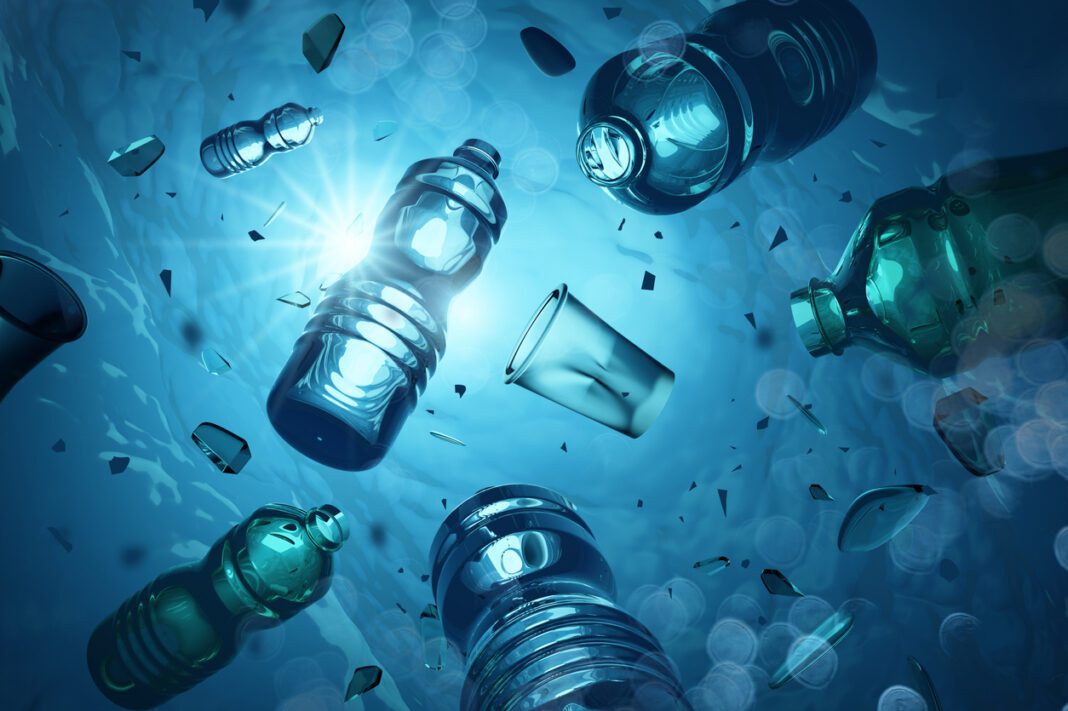 Περιβάλλον: Επιστήμονες συνέθεσαν ένζυμο που διασπά τα πλαστικά μέσα σε ώρες, αντί για πολλές δεκαετίες