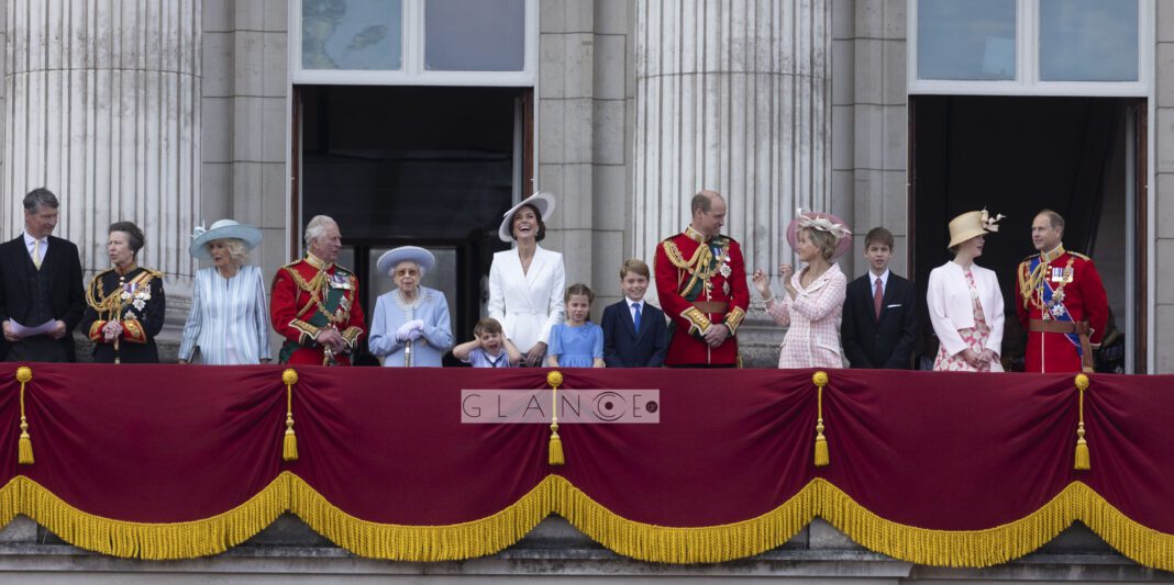Βασίλισσα Ελισάβετ: Εορτασμοί και παρέλαση για το Πλατινένιο Ιωβηλαίο - Τι συνέβη με τον πρίγκηπα Harry και την Meghan Markle