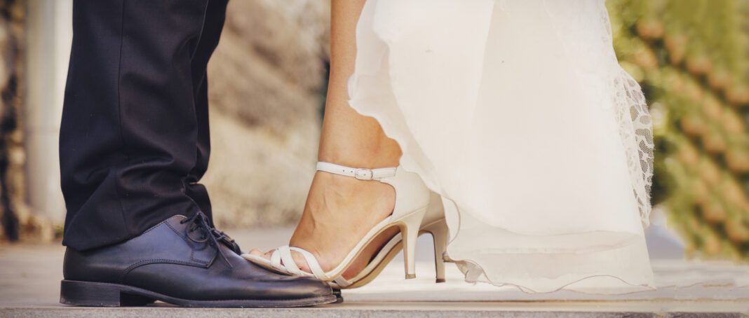 Νυφικά παπούτσια 2022: 9+1 μοναδικές προτάσεις για καλοκαιρινό γάμο