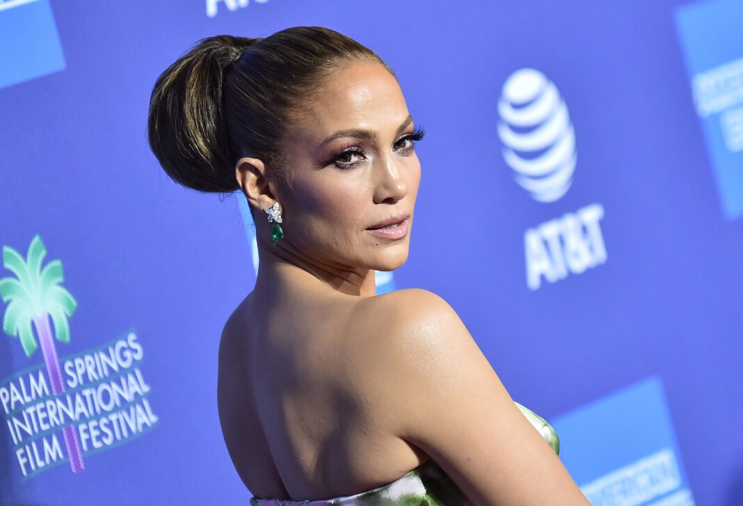 Jennifer Lopez: Ποζάρει με σούπερ αποκαλυπτικό φόρεμα στην πρεμιέρα της νέας της ταινίας!