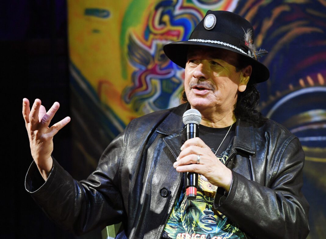 Carlos Santana: Λιποθύμησε στη σκηνή την ώρα της συναυλίας του! (Βίντεο)