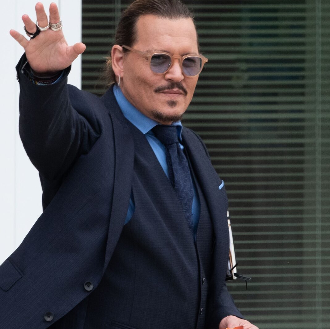 Johnny Depp: Αυτή είναι η μυστηριώδης κοκκινομάλλα κοπέλα που εμφανίστηκε στο πλευρό του
