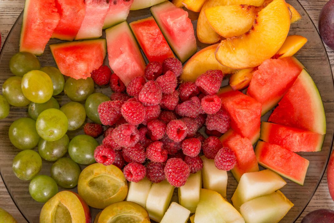 Καλοκαιρινά φρούτα: Οι θερμίδες και τα οφέλη που μας προσφέρουν
