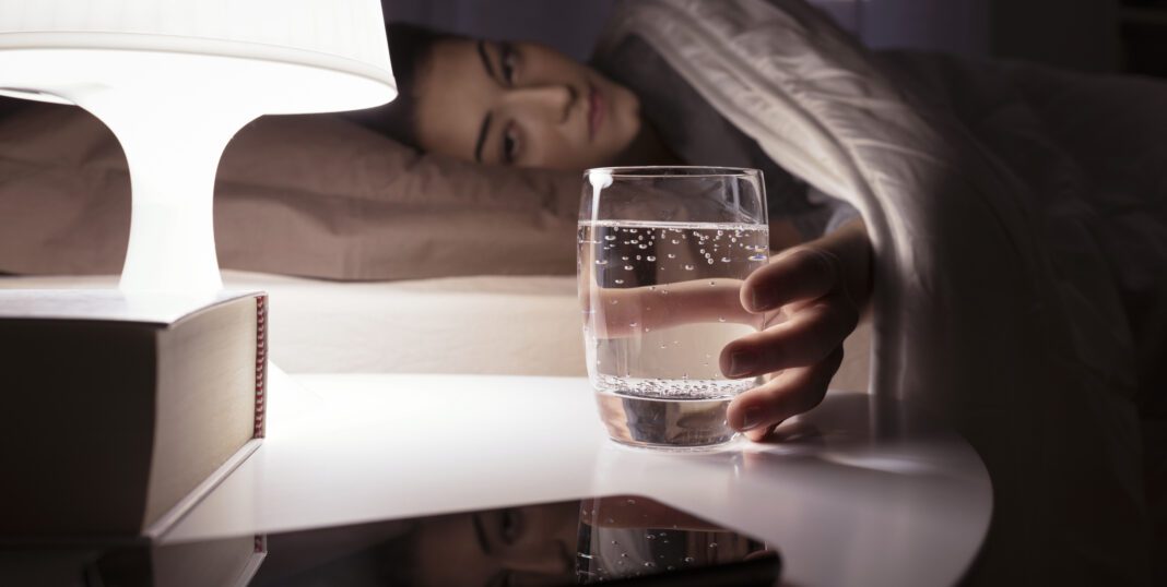Αυτός είναι ο λόγος που δεν πρέπει ποτέ να πίνεις νερό ακριβώς πριν τον ύπνο!