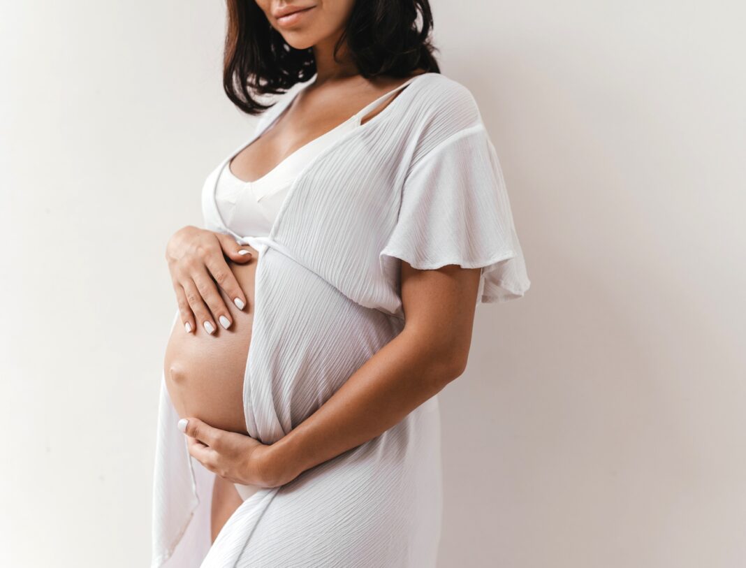 Μαμά & Εγκυμοσύνη: Είναι φυσιoλογικό το ξεφλούδισμα του δέρματος κατά την κύηση;