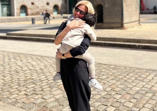 Χριστίνα Κοντοβά: Γιόρτασε τα γενέθλια της κόρης της, Ada, στην παραλία - Δείτε το τρυφερό βίντεο