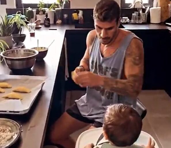 Άκης Πετρετζίκης: Πλάθει τυροπιτάκια κουρού με τον γιο του! Δείτε το τρυφερό μάθημα μαγειρικής