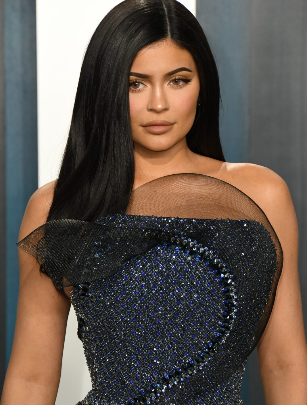Kylie Jenner: Φόρεσε επώνυμο σανδάλι αξίας 1.000€ που ταιριάζει τέλεια με βερμούδα και τζιν!