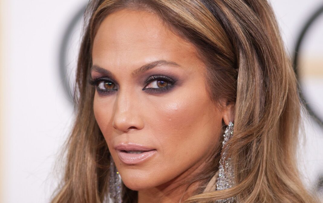 Jennifer Lopez: Αυτή είναι η επώνυμη τσάντα αξίας 3.860€ που κράτησε στο Παρίσι!