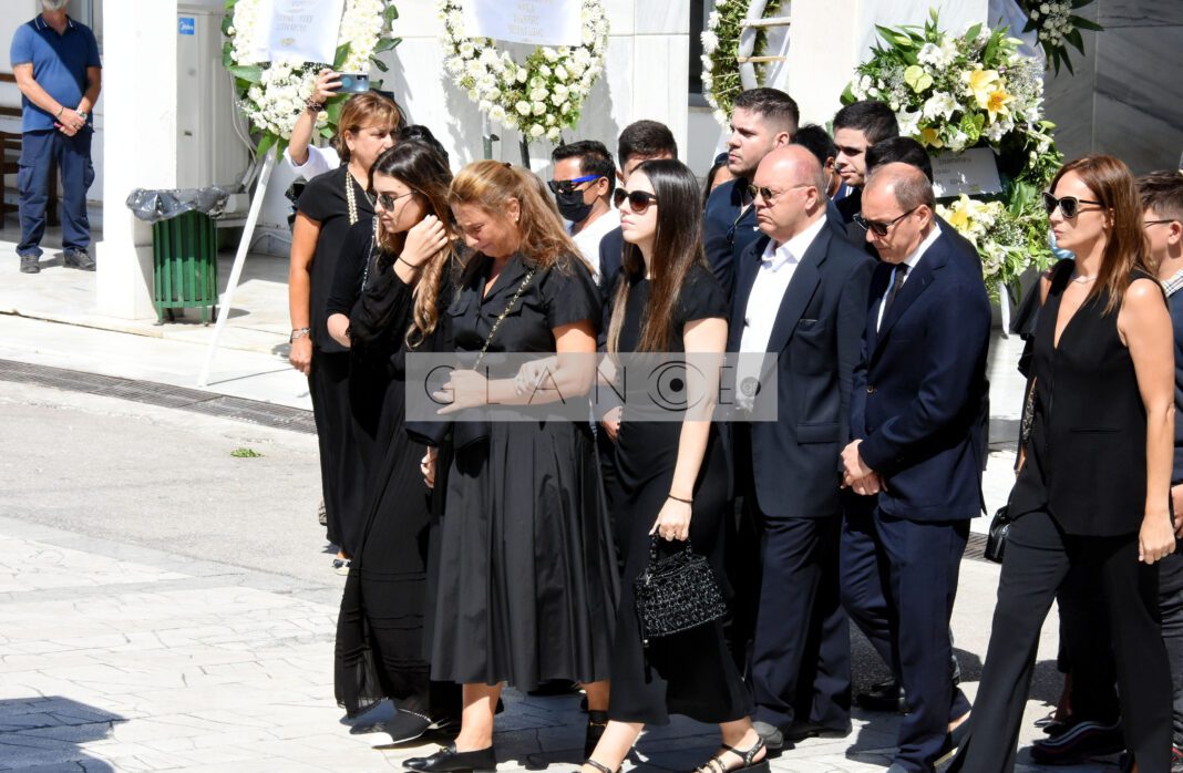 Σταύρος Ψυχάρης: Απαρηγόρητη η σύζυγος και οι κόρες του εκδότη στην κηδεία του (Φωτογραφίες)
