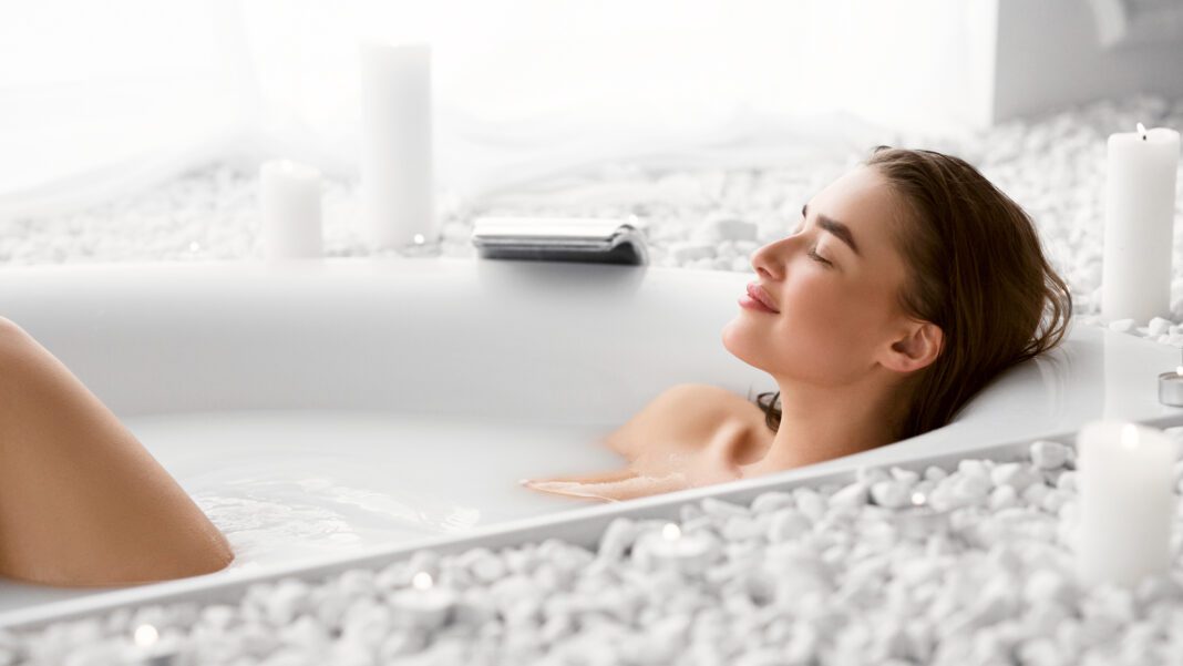 2+1 tips να απολαύσεις το πιο χαλαρωτικό μπάνιο της ζωής σου σύμφωνα με το Tik Tok!