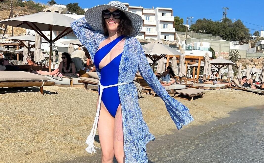 Ιωάννα Παλιοσπύρου: Ο ξέφρενος χορός στις διακοπές της και η νέα πόζα στην παραλία!