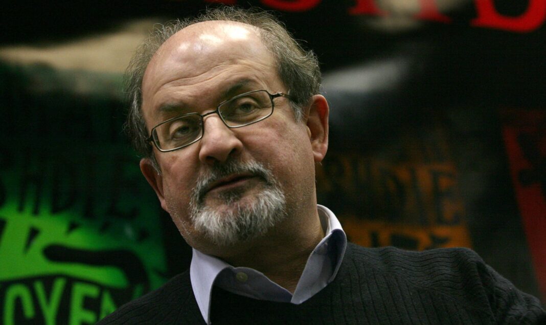 Salman Rushdie: Στο χειρουργείο μετά τις μαχαιριές που δέχθηκε o συγγραφέας