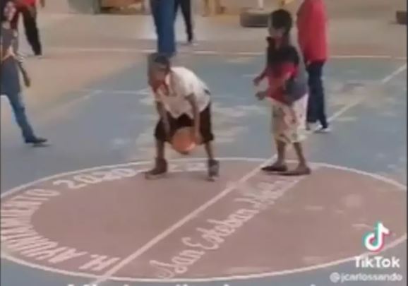 Το TikTok τρελάθηκε με τη “γιαγιά Τζόρνταν” και τις επιδόσεις της στο μπάσκετ – Το βίντεο που έγινε viral