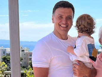 Βασίλης Κικίλιας: Ο 1,5 έτους γιος του τον βρέχει με το λάστιχο και τρελαίνει το Instagram