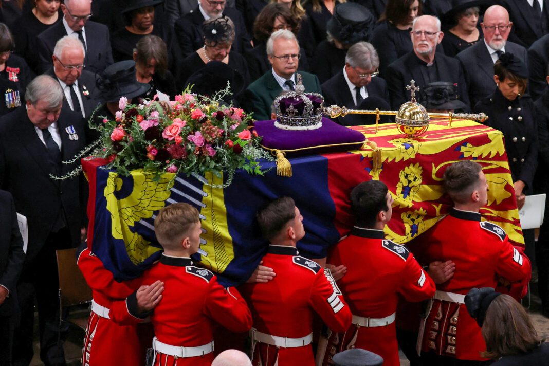 Κηδεία βασίλισσας Ελισάβετ: Ολοκληρώθηκε η νεκρική πομπή