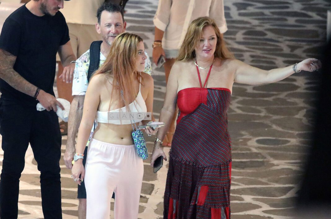 Paparazzi! Η Bella Thorne μαζί με τη μητέρα της στα σοκάκια της Μυκόνου! (φωτογραφίες)