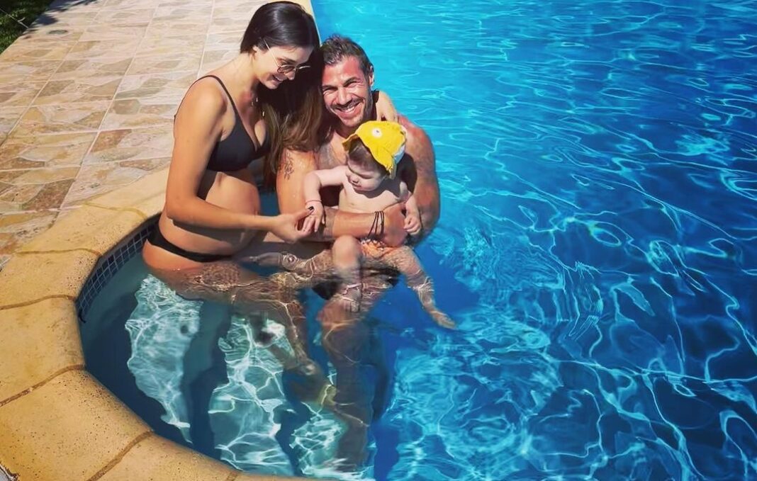 Άκης Πετρετζίκης: Η νέα τρυφερή φωτογραφία με τη σύζυγό του, Κωνσταντίνα Παπαμιχαήλ και τη νεογέννητη κόρη τους!