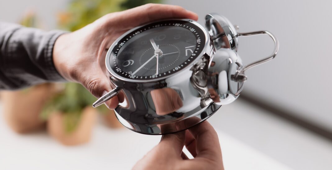 Αλλαγή ώρας: Πότε πρέπει να αλλάξουμε τα ρολόγια μας για να έχουμε τη χειμερινή;